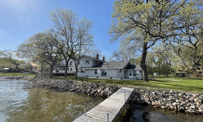 Alexandria House | Breathtaking! 4BR/3BA Cabin - 30ft from lakeshore on Alexandria Chain of Lakes