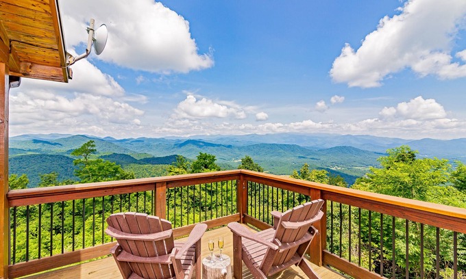 Old Fort Cabin | Breathtaking Views of 7 Mountain Ranges - Close to Asheville