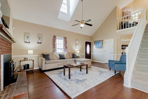 Hopkins House | Breeze on Inn- Mins to Ft Jackson