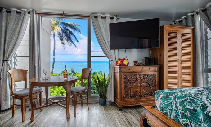 Punaluu Condo | Breezy Beachfront Getaway w180 degree Oceanview