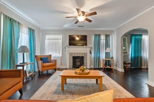 Montgomery House | Breezy like Sunday Morning- Close to Everything!