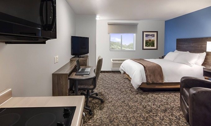 Ashwaubenon Hotel | Breezy Room with Full Kitchen Near Resch Center and National Railroad Museum