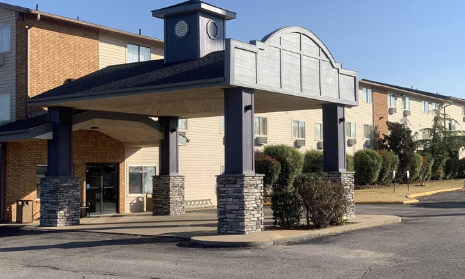 Clinton Hotel | Brentwood Inn Clinton