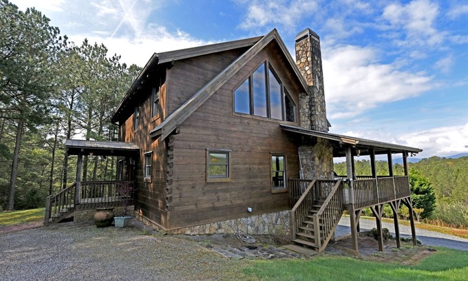 Ducktown Cabin | Brew with a View-Hot Tub-3br/3ba sleeps 8, game room, firepit