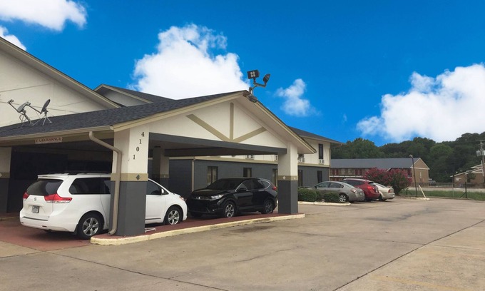 Pine Bluff Hotel | Briarwood Inn