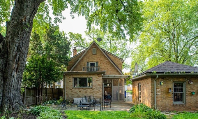 Appleton House | 𝐁𝐫𝐢𝐜𝐤 𝐇𝐨𝐮𝐬𝐞 𝐂𝐡𝐚𝐫𝐦 4 br, 3 bath