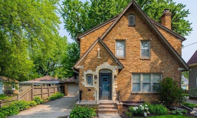 Appleton House | -Brick House Charm - 4 br, 3 bath