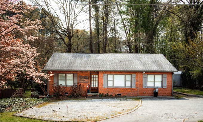 Toccoa House | Brick House Cottage at entrance to Toccoa Falls College & Stephens Co. Hospital