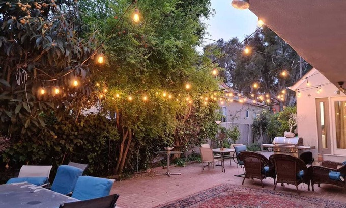 Beverly Hills Apartment | Bright 1BR Apt Near Beverly Hills Sleeps 4+Parking. A+ area Close to attractions