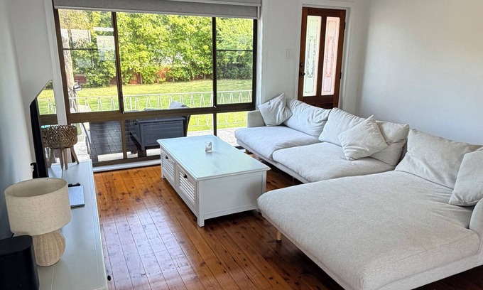 Frenchs Forest House | Bright 3 Bedroom Family Retreat with Garden & BBQ, 12 minutes to the beach