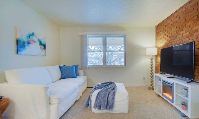 North Canton Apartment | Bright & Airy 1BR near Hall of Fame/Hwy/Airport