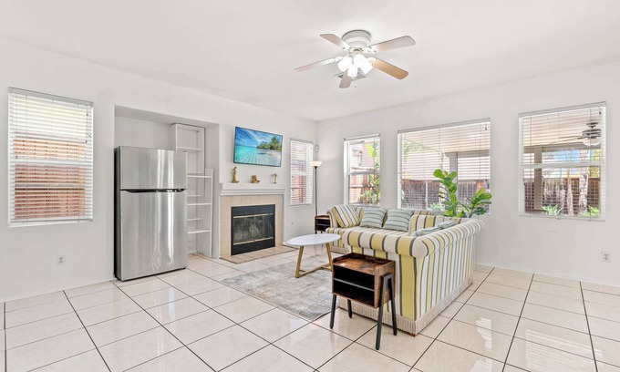 Moreno Valley House | Bright & Airy 5B Home Workspace & Outdoor Lounge