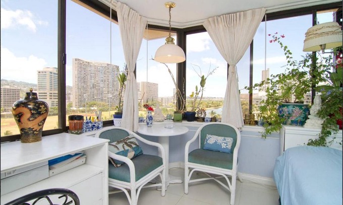 McCully - Moiliili Apartment | Bright Amazing View Walk Everywhere