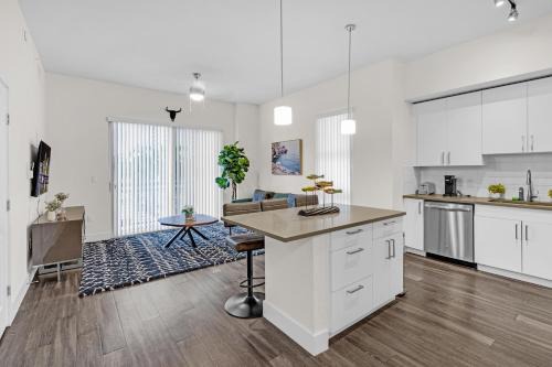 Midtown Apartment | Bright and Airy 2 Bed on Biscayne Blvd with Free Park