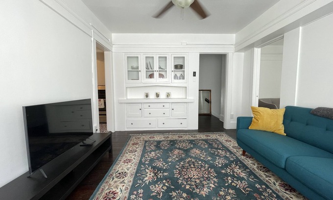 North Pine Apartment | Bright and Charming Upper 2 bedroom, Pine Ave, Long Beach! Pet Friendly!