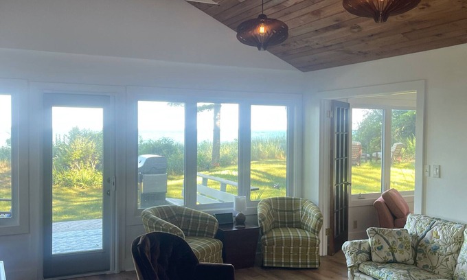 Hingham Cottage | Bright and Cheerful Lake Front Beach Cottage