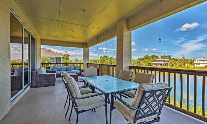 Spring Hill House | Bright Bayfront Home Less Than 2 Mi to Hernando Beach!