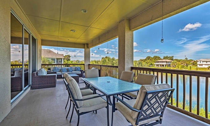 Spring Hill House | Bright Bayfront Home < 2 Mi to Hernando Beach!