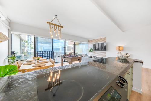 Downtown Honolulu Apartment | Bright Beach Style Condo Steps to Pool, Hot Tub and Parking