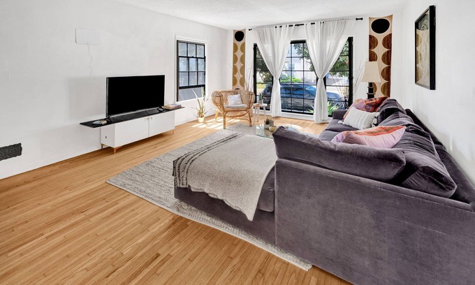 Mid City Condo | Bright + Breezy 1 Bedroom in West Adams