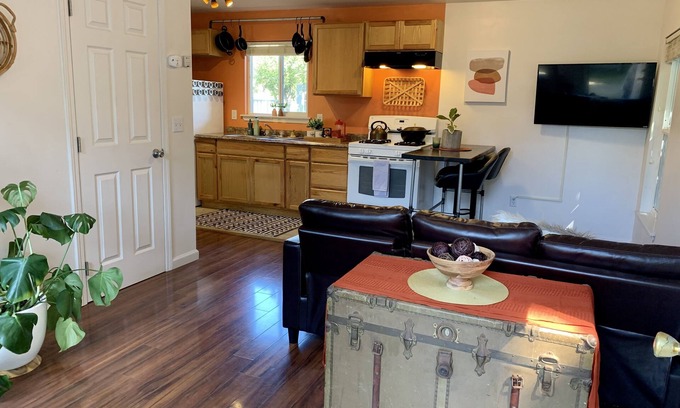 Arcata Cottage | Bright & Cheerful Northtown Arcata Guest Cottage