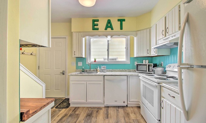 Crosby Cottage | Bright Crosby Home - Walk to Main St & Beach!