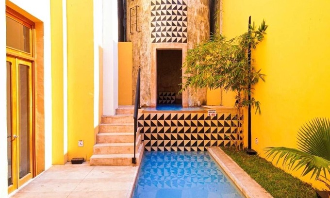 Centro Hotel | Bright Double Retreat with Pool Access, Walk to Markets, Museums & Plazas