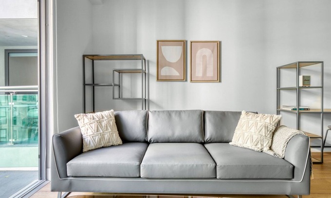 City West Apartment | Bright Downtown 1BR w/Pool, Gym & W/D near Staples Center, by Blueground (LAX 546)