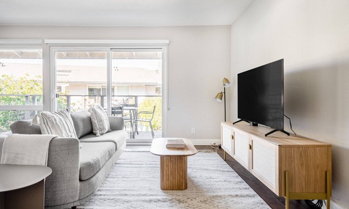 Foster City Apartment | Bright Foster City 2BR w/Gym, W/D & Pool, near Caltrain, by Blueground