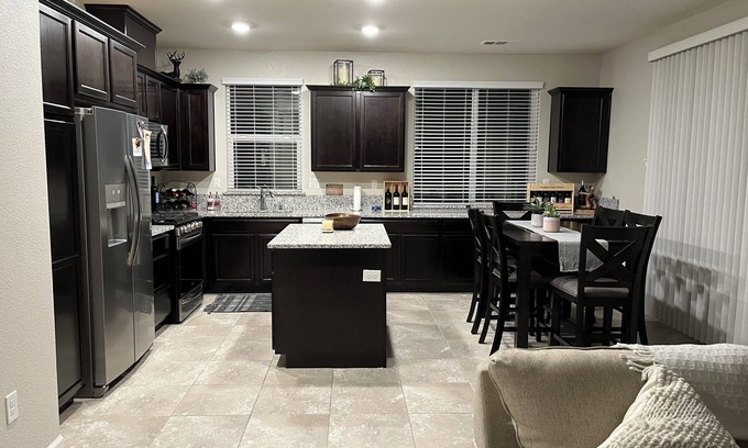 Sparks House | Bright & Modern 3BR Home