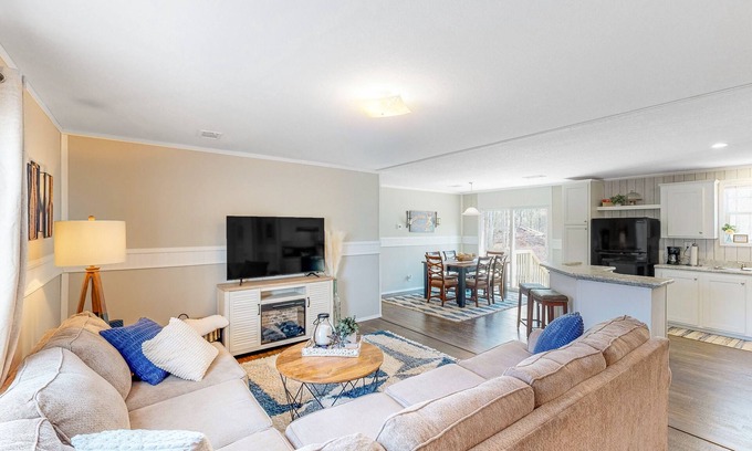 Jennings House | Bright & Modern Home - Large yard and Firepit