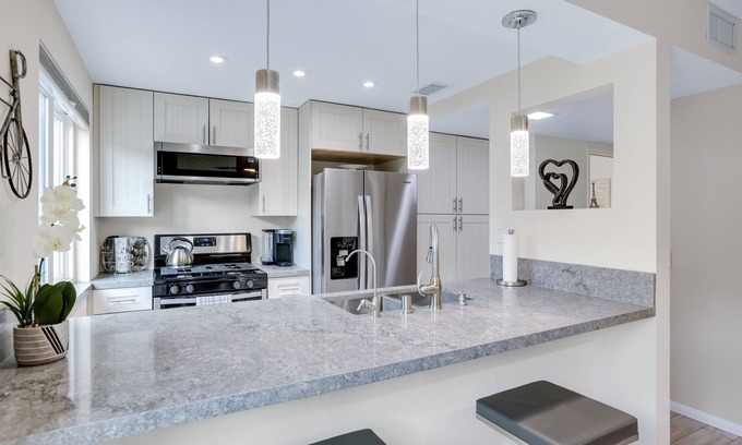 Racquet Club Estates Condo | Bright Palm Springs Condo. Pool, Hot Tub. Near the Art District.