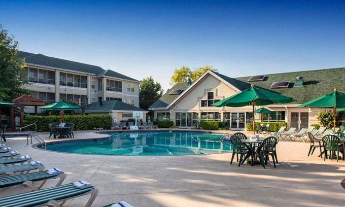 Branson Hotel | Bright Retreat Close to Branson Strip – Kitchen, Balcony & Laundry | 4 Units