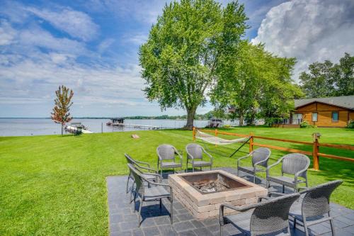 Cecil House | Bright Shawano Lake Oasis - Walk to Boat Launch!