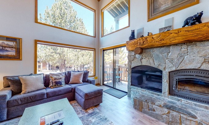 Mammoth Lakes Condo | Bright, spacious Eagle Lodge condo with pools & sports courts
