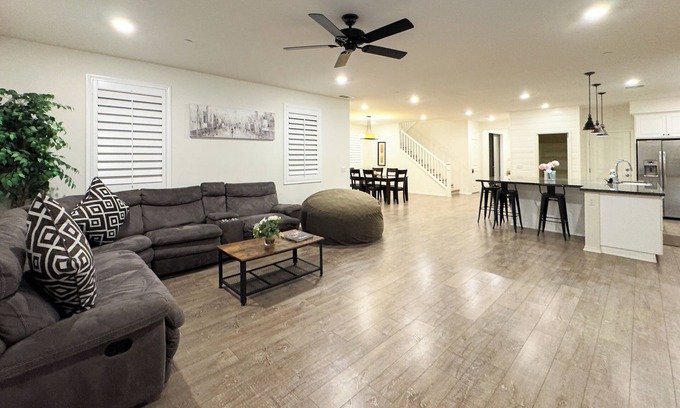 Mira Loma House | Bright Spacious Family Home near SilverLakes