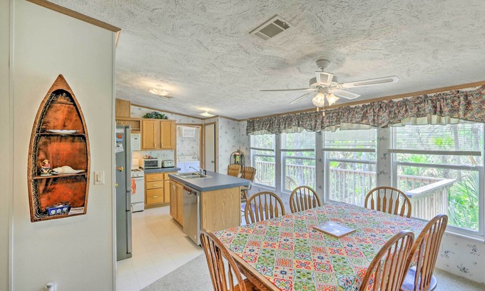 Steinhatchee Cottage | Bright Steinhatchee Home: Proximity to Ocean!