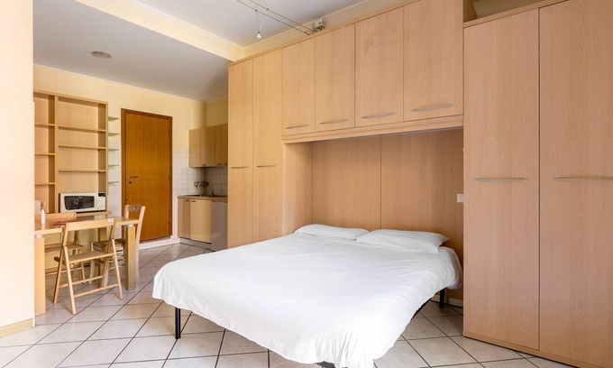 Historic Center Apartment | Bright Studio with balcony by Wonderful Italy