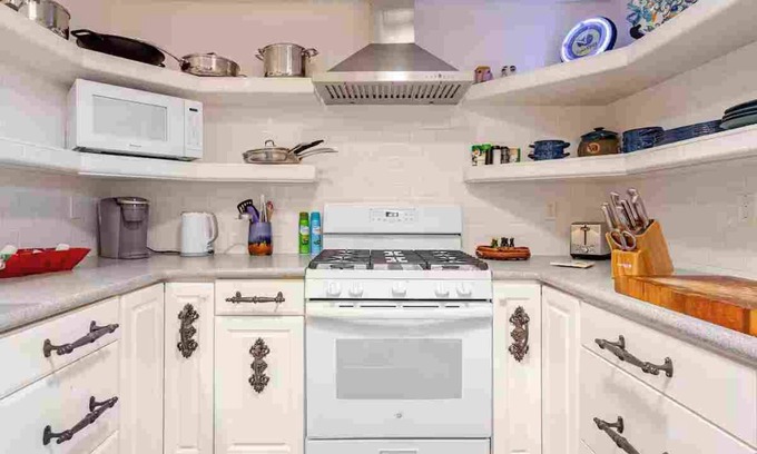 Agua Fria House | Bright & Stylish Studio – Full Kitchen, Living Room & Bedroom