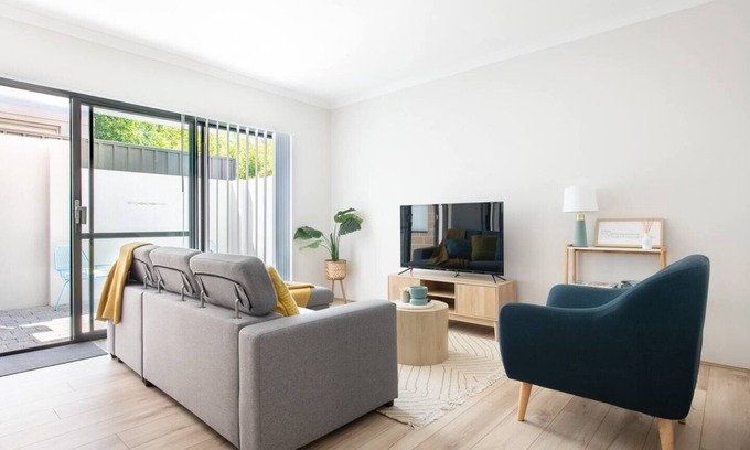 Attadale Apartment | Bright Trendy 3BR Apt - Walk to River & Shops