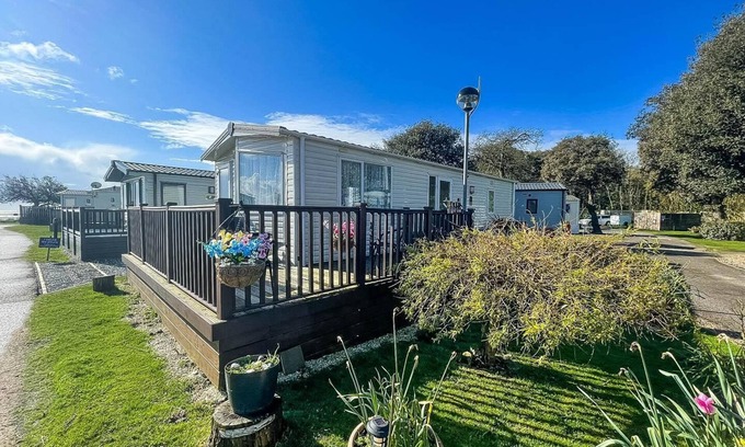 Corton House | Brilliant caravan with a partial sea view in Suffolk ref 32026AZ
