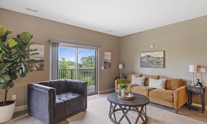 West Des Moines Apartment | Brilliant Ground Floor End Unit Wooded Privacy & Convenience