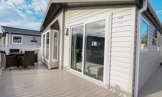 Hopton Cottage | BROADLAND SANDS LODGE, family friendly, with pool in Corton