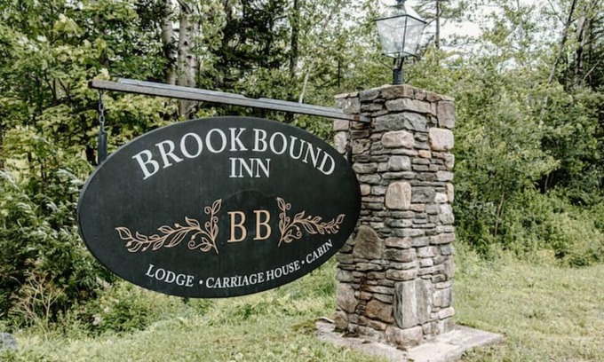 West Dover Hotel | Brook Bound Inn - Main Lodge - King Bedroom - 2nd floor - Room 202n