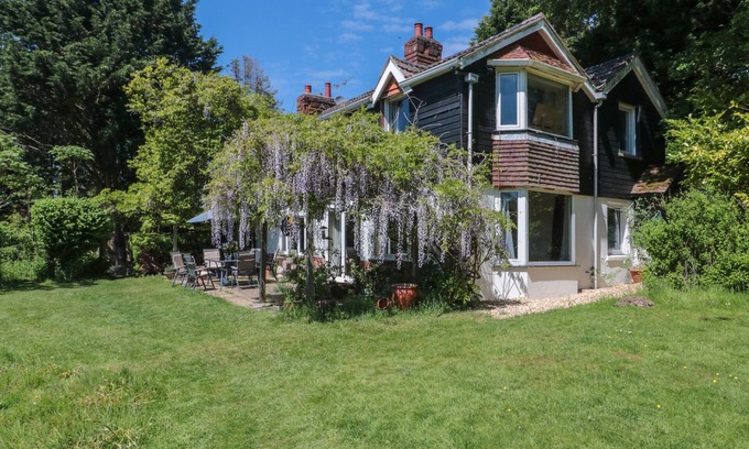 New Forest District Cottage | BROOK FARM, pet friendly, country holiday cottage in Ringwood