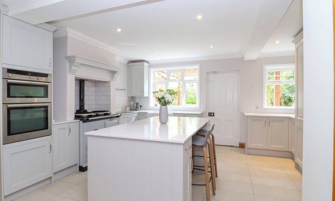 Ipswich Cottage | BROOK LODGE, pet friendly, with open fire in Ipswich