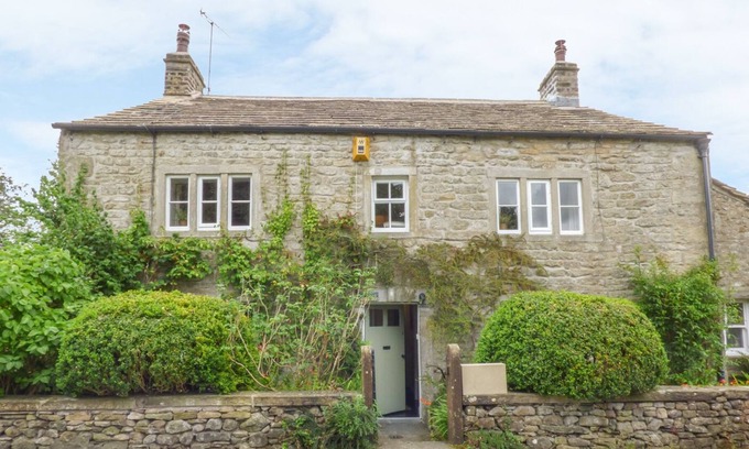 Fourstones Near Bentham Cottage | BROOKSIDE, pet friendly, character holiday cottage in Clapham