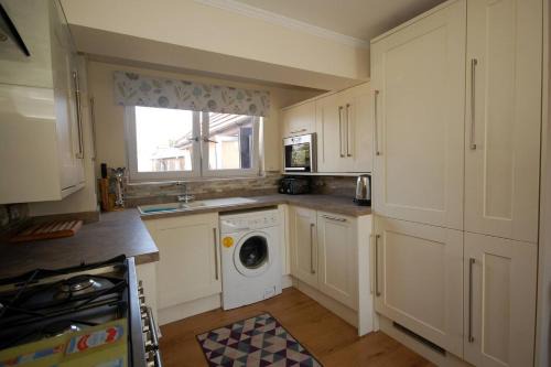 Hoddesdon Apartment | Broxbourne Two-Bedroom Apartment Close To Amenities