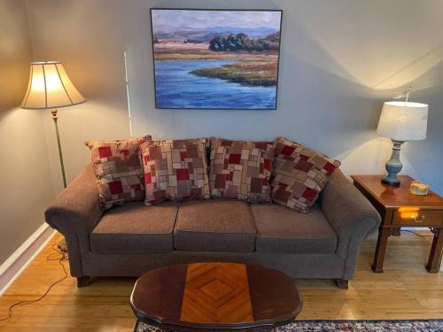 Bryn Mawr Apartment | Bryn Mawr Spacious Grnd Floor Apt Free Parking