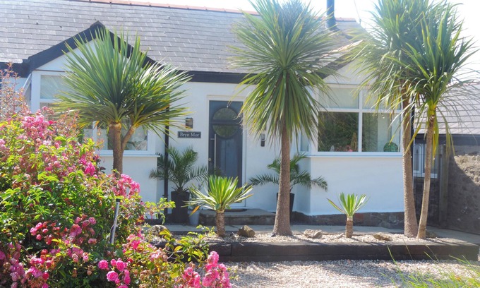 Rhydwyn Cottage | BRYN MÔR, pet friendly, luxury holiday cottage in Church Bay